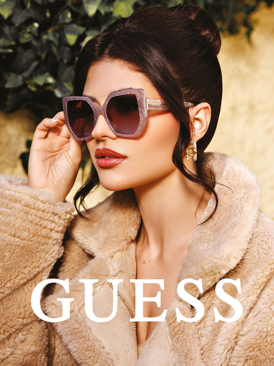 Frau mit Guess Sonnenbrille