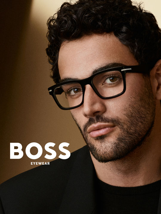 Mann mit Hugo Boss Brille