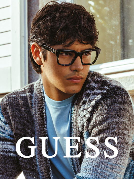 Mann mit Guess Brille